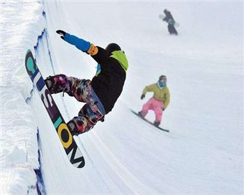 中共中央辦公廳 國務(wù)院辦公廳印發(fā)《關(guān)于以2022年北京冬奧會為契機(jī)大力發(fā)展冰雪運(yùn)動(dòng)的意見》